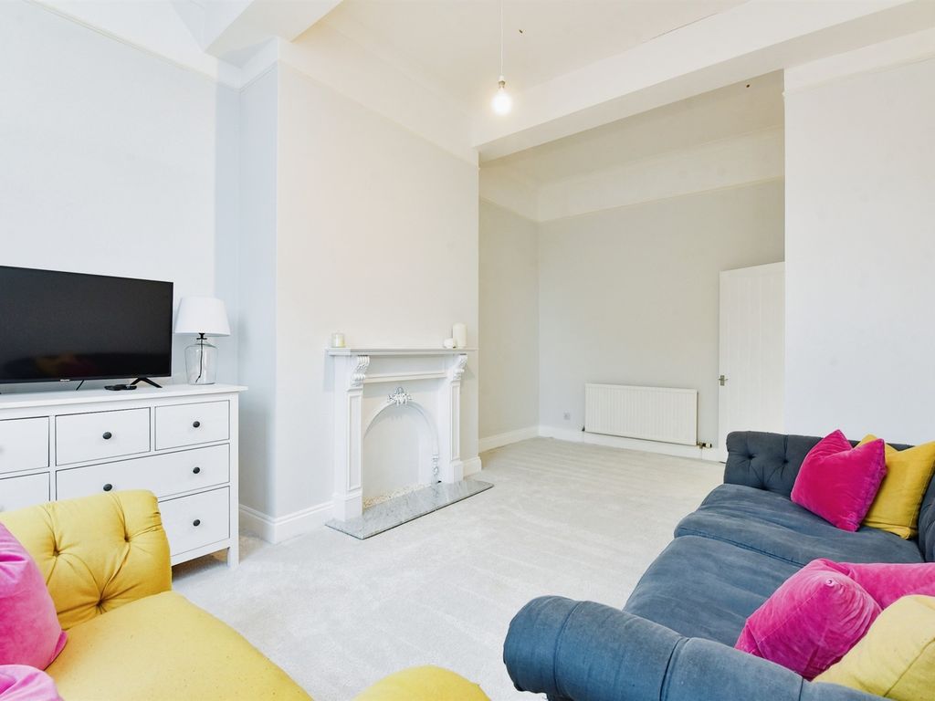 2 bed flat for sale in Weymouth Street, Warminster BA12, £165,000