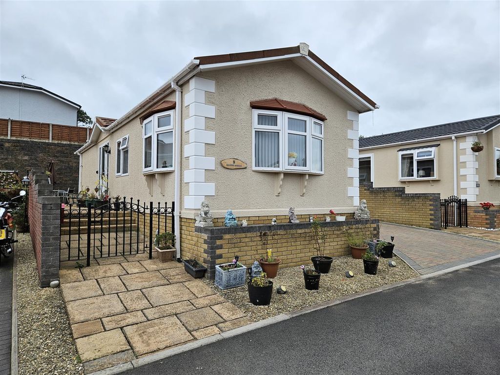 2 bed mobile/park home for sale in Regent Avenue, Cambrian Residential Park, Cardiff CF5, £139,950
