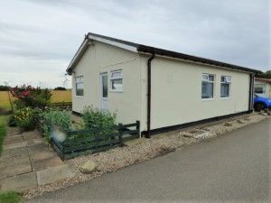 2 bed mobile/park home for sale in Fifth Avenue, South Shore Park, Wilsthorpe, Bridlington YO15, £84,950