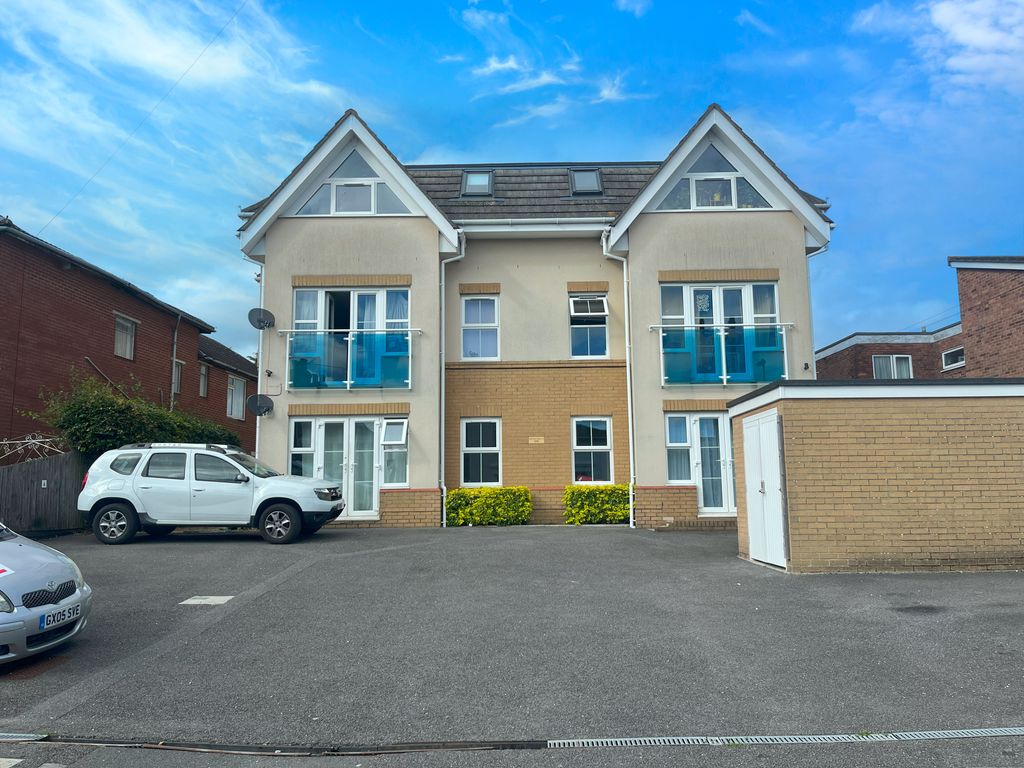 2 bed flat for sale in Millbrook Road East, Freemantle, Southampton SO15, £155,000