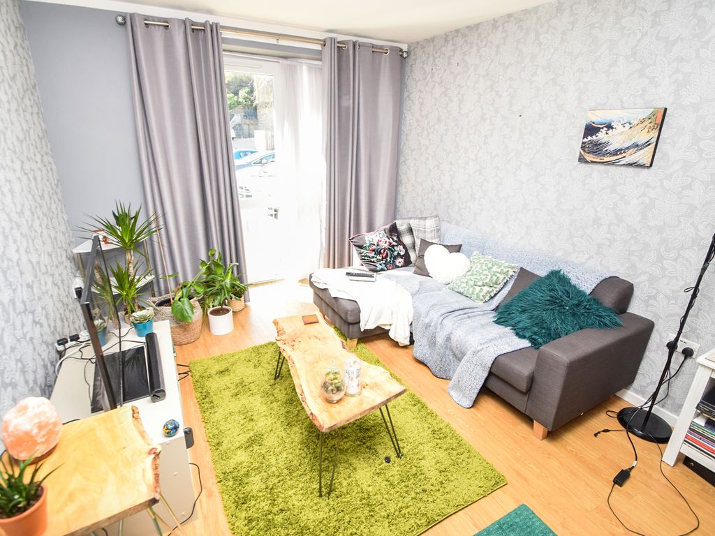 2 bed flat for sale in Brackendale, Bradford BD10, £60,000