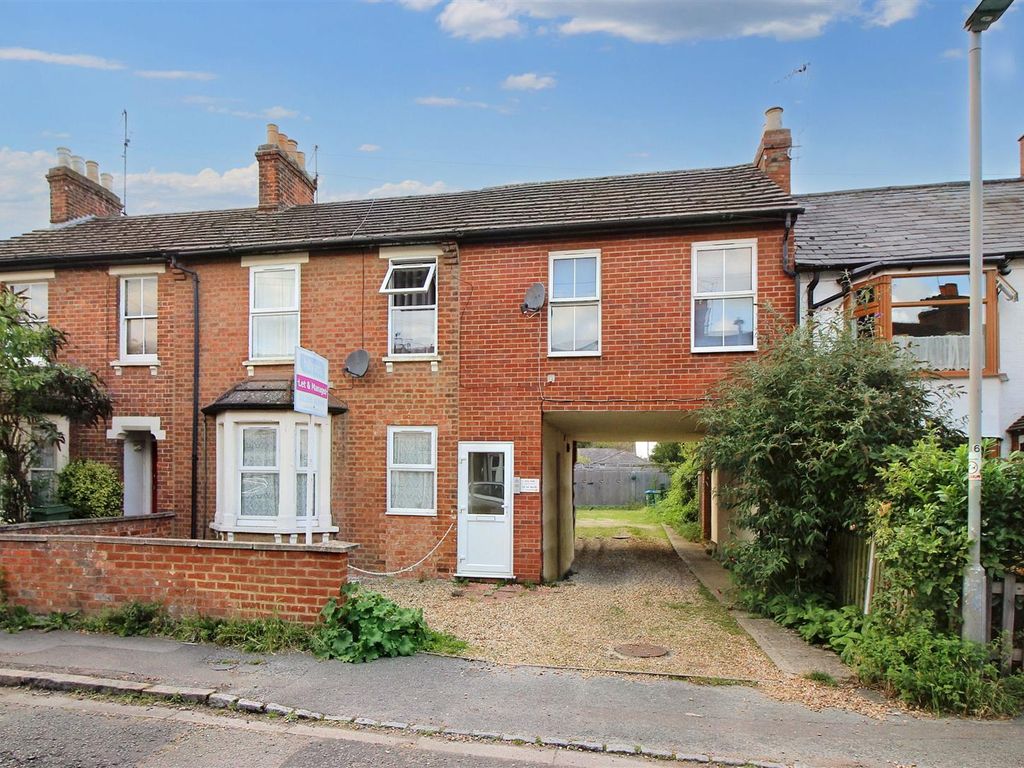 2 bed flat for sale in Northern Road, Aylesbury HP19, £155,000