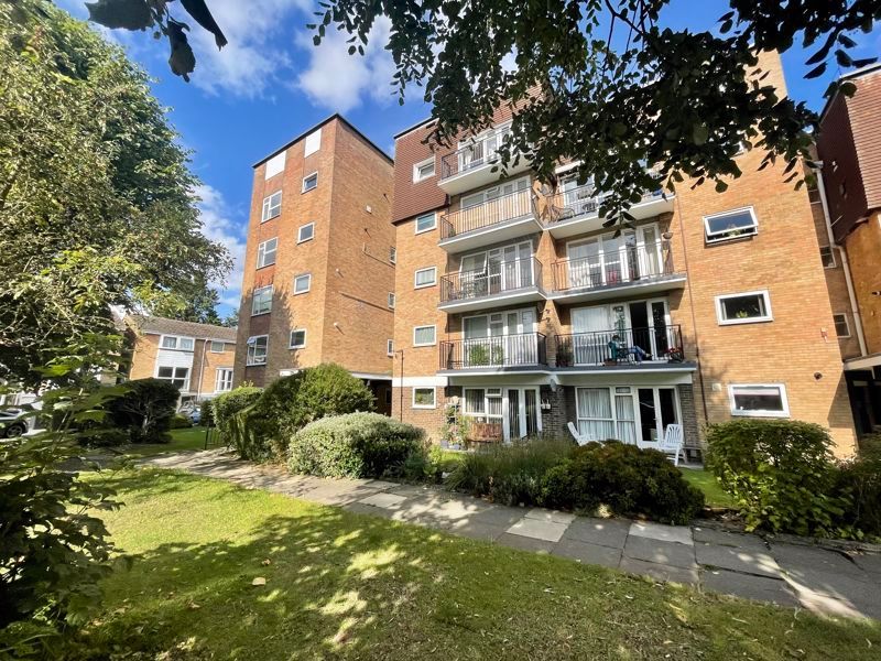 2 bed flat for sale in Staines Square, Dunstable LU6, £220,000