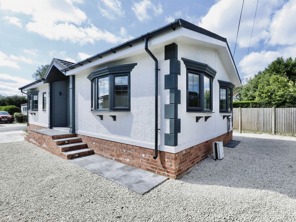 2 bed mobile/park home for sale in St. Oswalds Park, Dunham-On-Trent, Newark NG22, £139,000