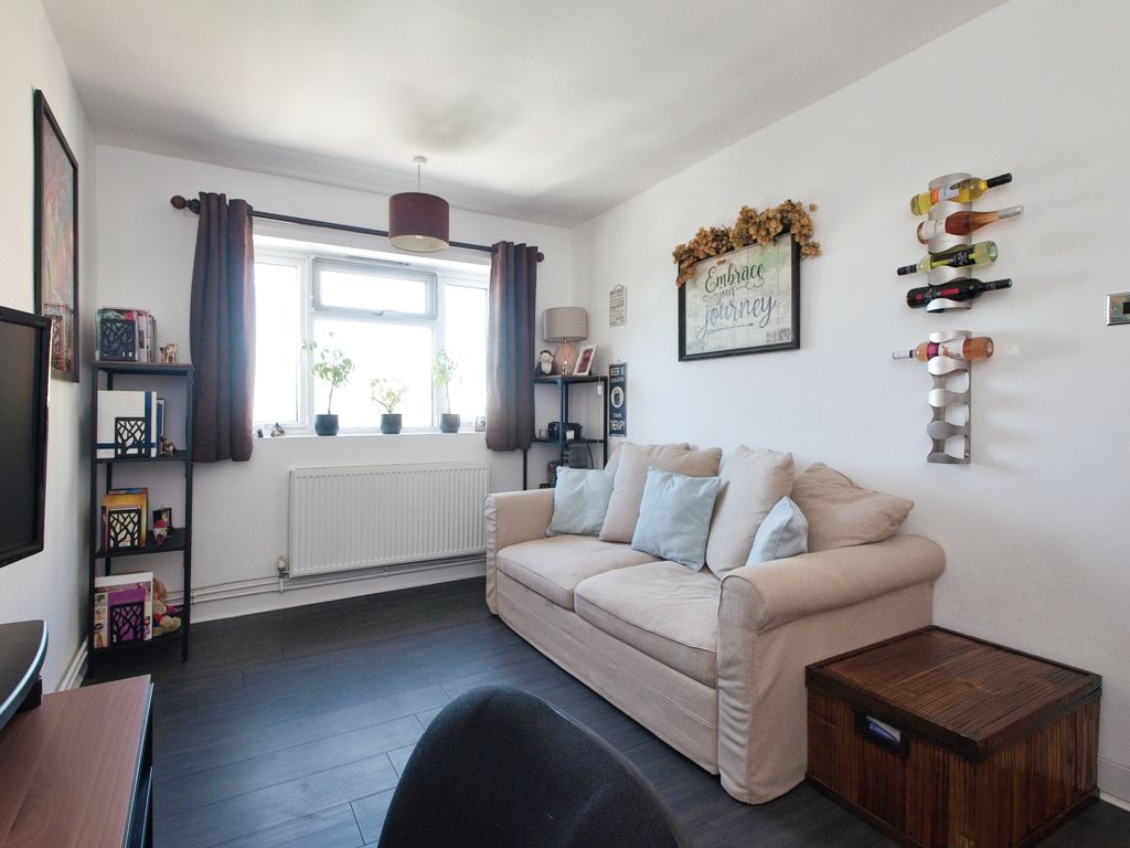 2 bed flat for sale in Bostall Lane, London SE2, £250,000