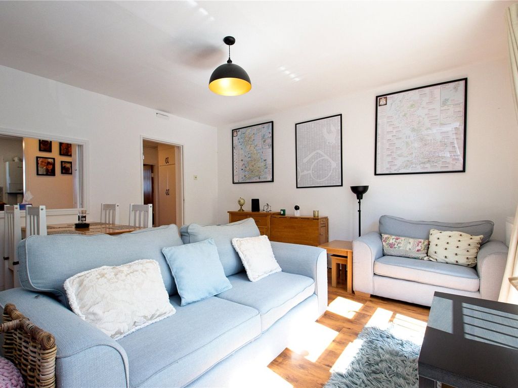 2 bed flat for sale in Bostall Lane, London SE2, £250,000