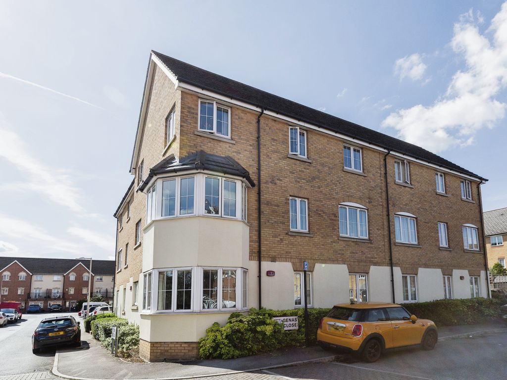 2 bed flat for sale in Genas Close, Ilford IG6, £325,000