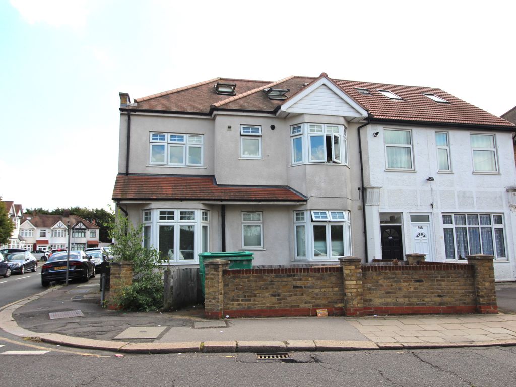 1 bed flat for sale in Grove Road, Chadwell Heath, Romford RM6, £200,000
