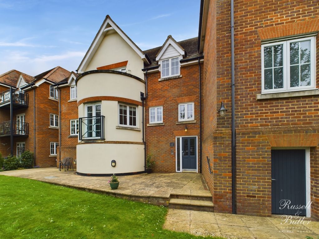 2 bed flat for sale in Ford Street, Buckingham MK18, £325,000
