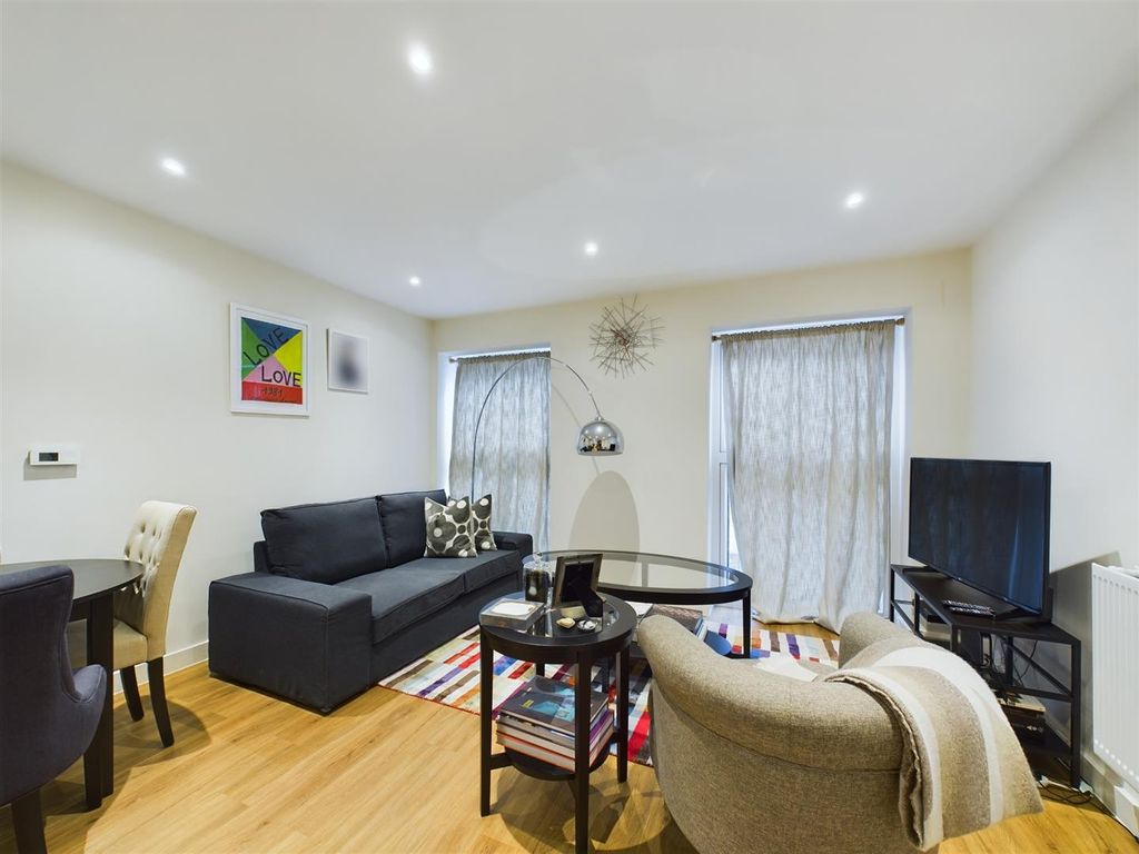 1 bed flat for sale in Arthur Court, Stanmore Place, Stanmore HA7, £320,000