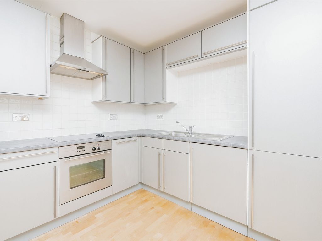 1 bed flat for sale in Caroline Street, Cardiff CF10, £140,000