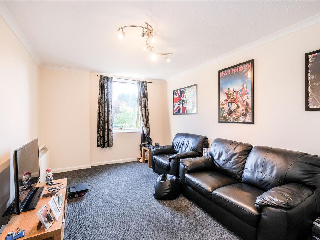 1 bed flat for sale in Magnolia Lodge, Chingford Avenue, Chingford E4, £265,000