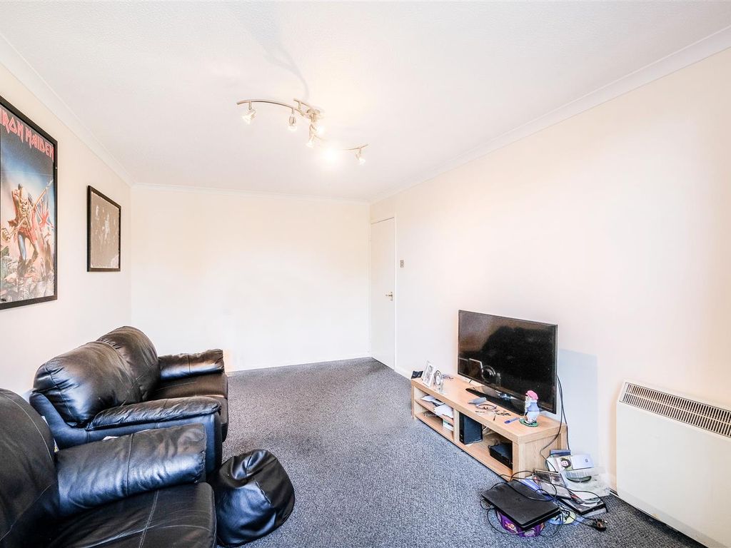 1 bed flat for sale in Magnolia Lodge, Chingford Avenue, Chingford E4, £265,000