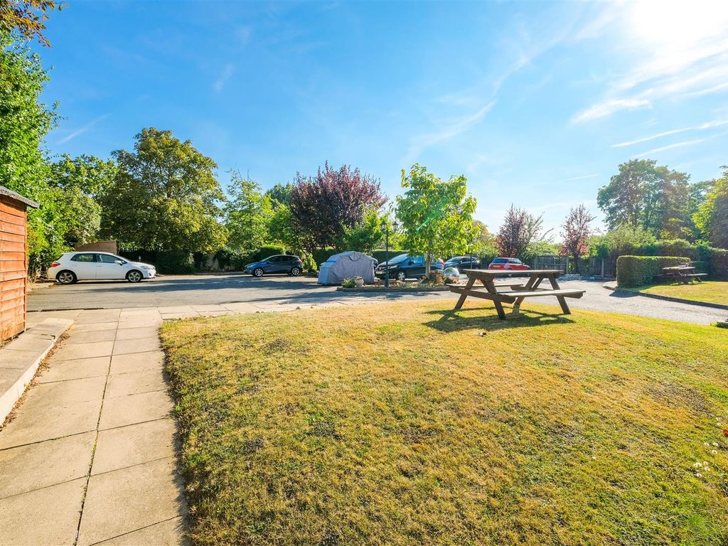 1 bed flat for sale in Magnolia Lodge, Chingford Avenue, Chingford E4, £265,000