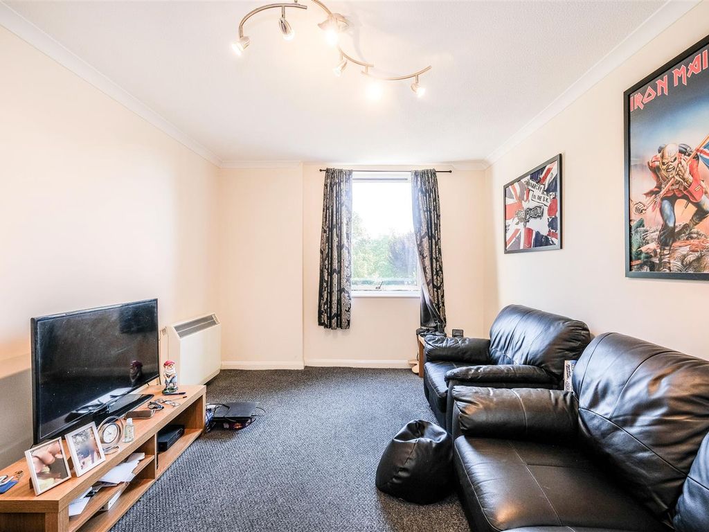 1 bed flat for sale in Magnolia Lodge, Chingford Avenue, Chingford E4, £265,000