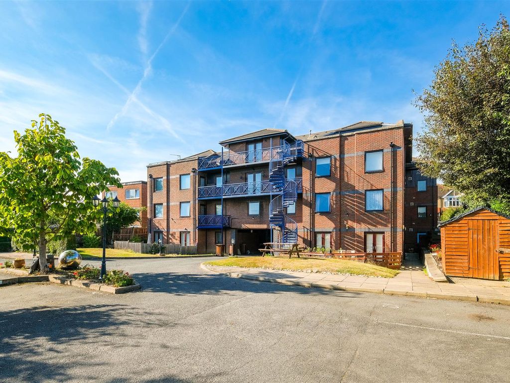 1 bed flat for sale in Magnolia Lodge, Chingford Avenue, Chingford E4, £265,000