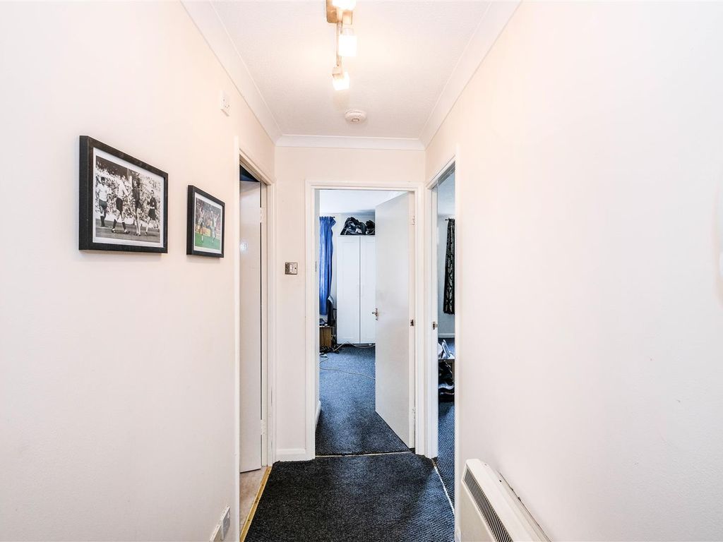 1 bed flat for sale in Magnolia Lodge, Chingford Avenue, Chingford E4, £265,000