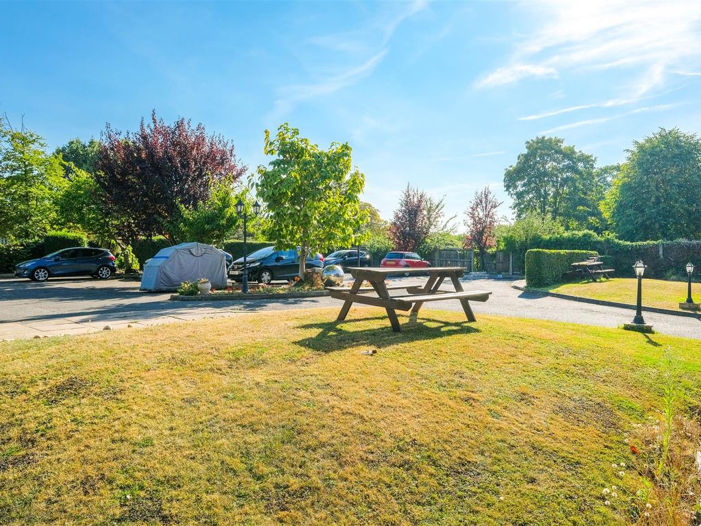 1 bed flat for sale in Magnolia Lodge, Chingford Avenue, Chingford E4, £265,000