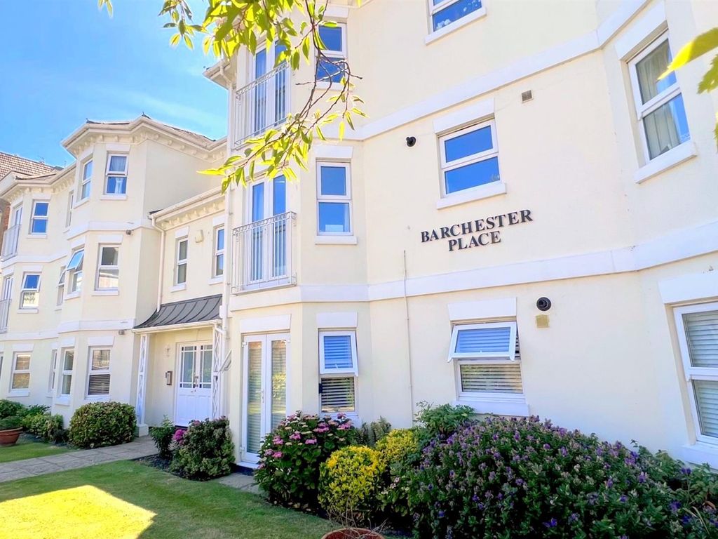 2 bed flat for sale in Hardwick Road, Eastbourne BN21, £250,000