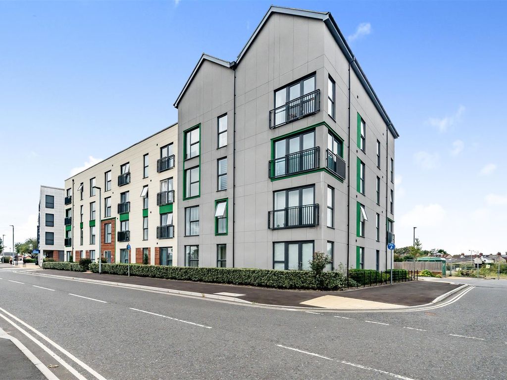 2 bed flat for sale in Foundry Lane, Chippenham SN15, £230,000