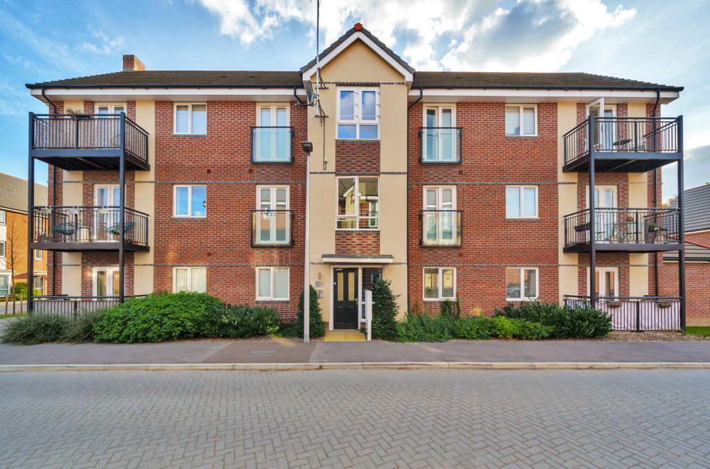 2 bed flat for sale in Fullbrook Avenue, Spencers Wood, Reading RG7, £250,000