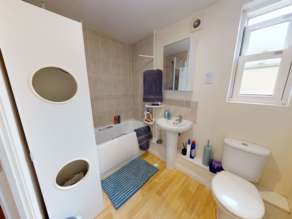 1 bed flat for sale in Brockwier Road, Cheltenham, Gloucestershire GL52, £145,000