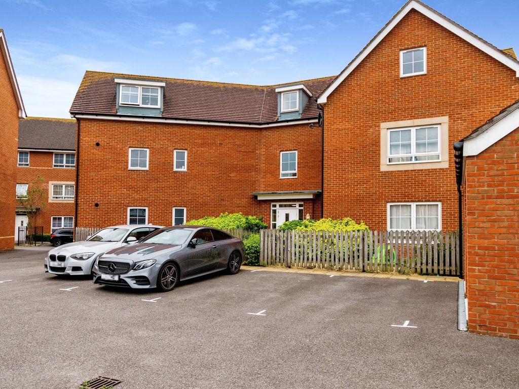 2 bed flat for sale in Charles Arden Close, Southampton SO16, £210,000