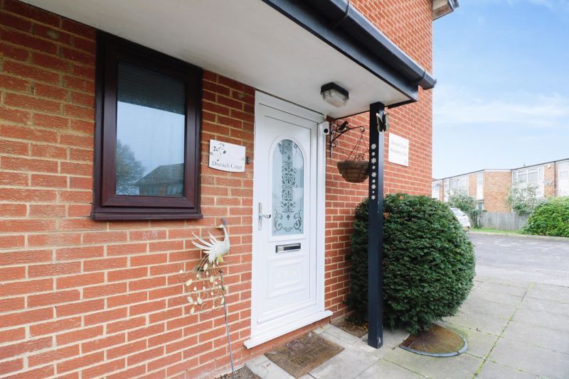 2 bed maisonette for sale in Disraeli Court, Sutton Place, Langley SL3, £280,000