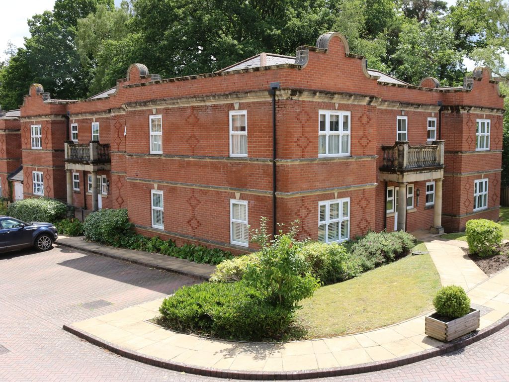 1 bed flat for sale in Wormley, Godalming, Surrey GU8, £230,000