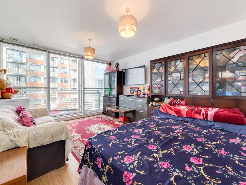 1 bed flat for sale in Switch House, 4 Blackwall Way E14, £330,000