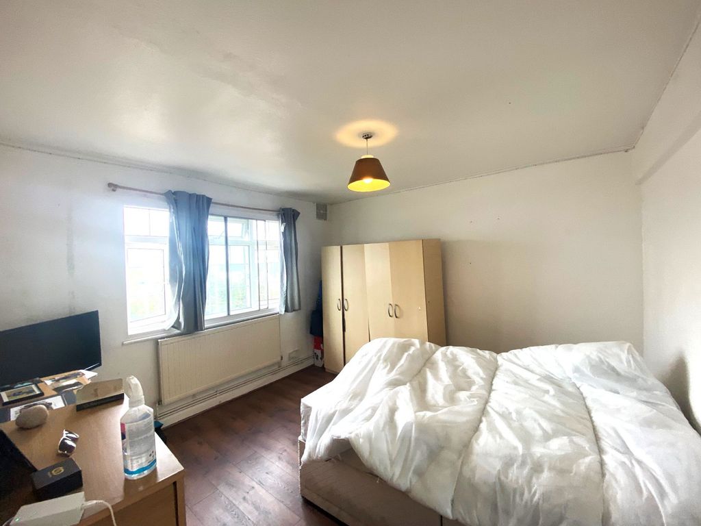 2 bed flat for sale in Western Avenue, London W3, £250,000