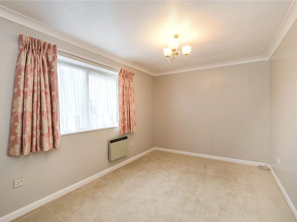 1 bed flat for sale in Horsham Road, Bramley, Guildford GU5, £250,000
