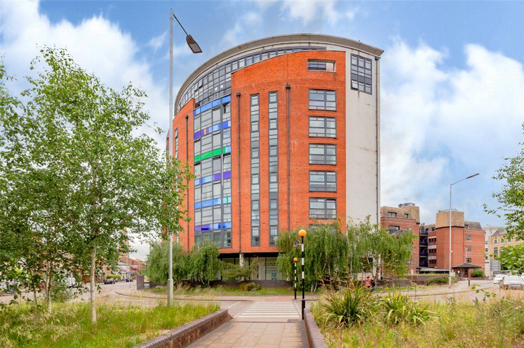 2 bed flat for sale in Kennet Street, Reading RG1, £300,000