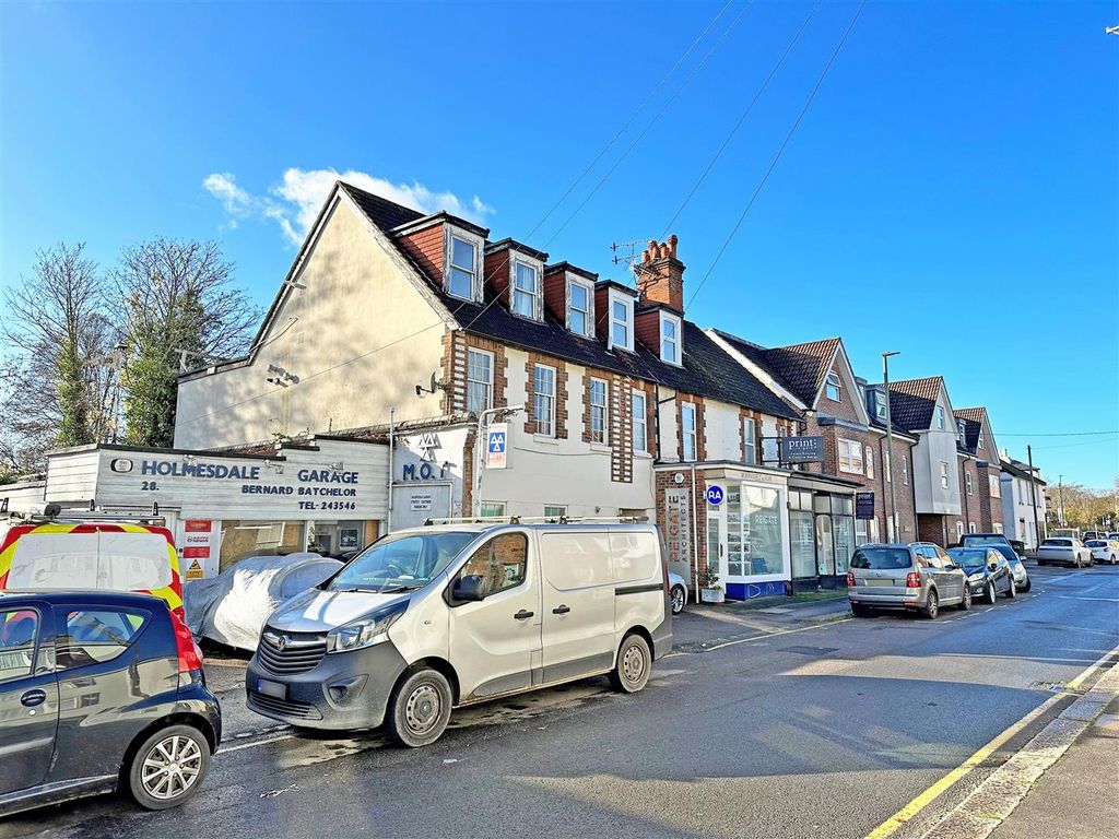 1 bed flat for sale in Holmesdale Road, Reigate RH2, £216,000