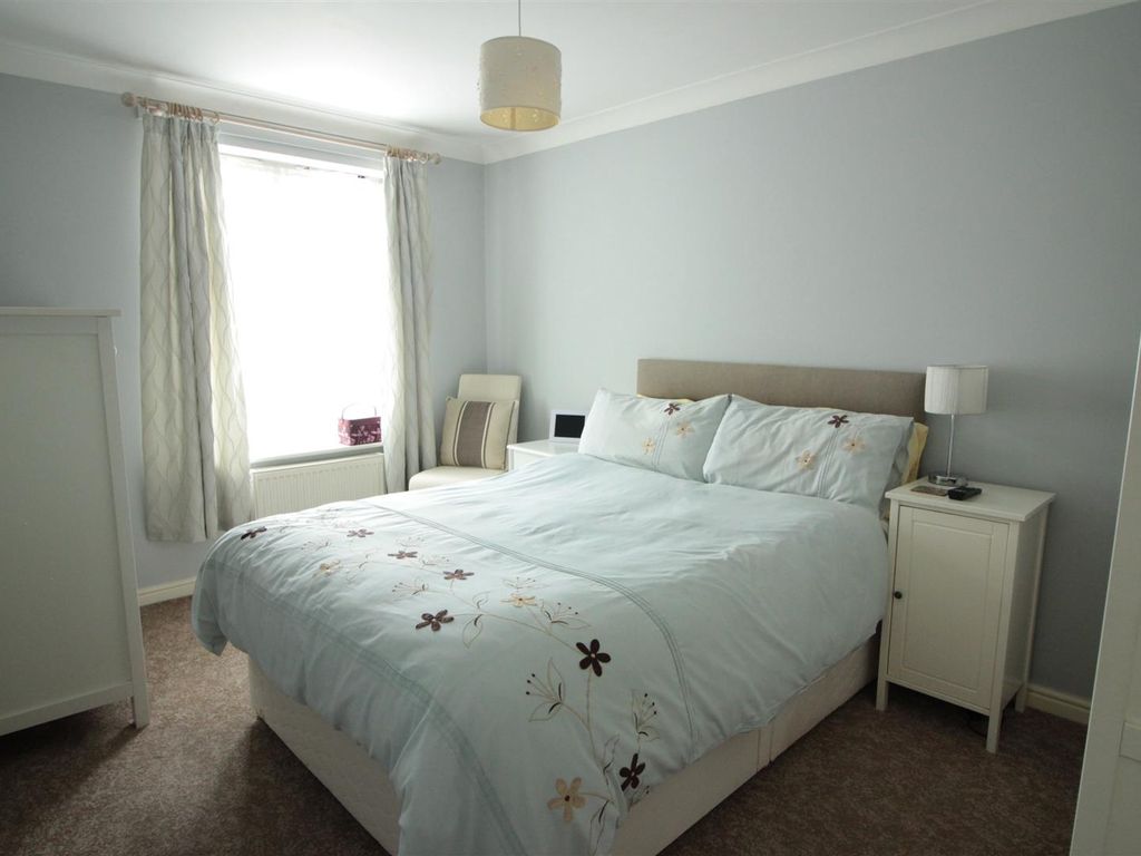 2 bed flat for sale in Farrier Way, Robin Hood, Wakefield WF3, £125,000
