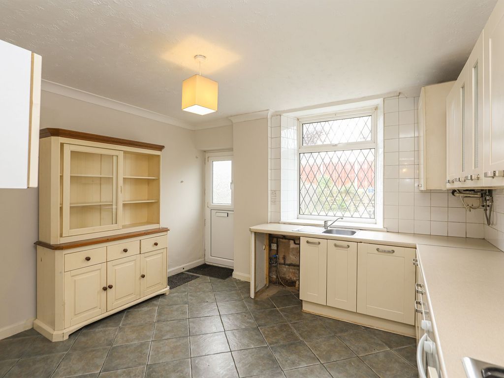 3 bed terraced house for sale in Hall Road, Handsworth S13, £140,000