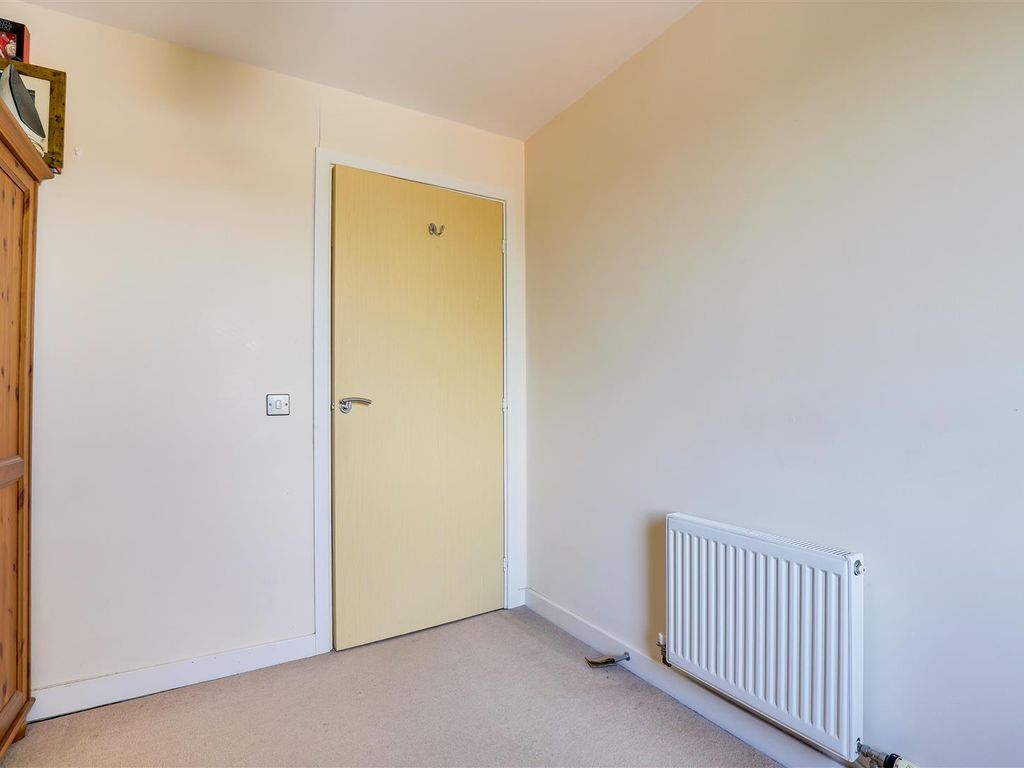 2 bed flat for sale in Binding Close, Carrington, Nottinghamshire NG5, £125,000