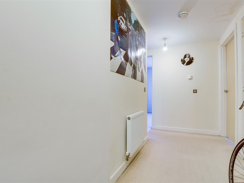 2 bed flat for sale in Binding Close, Carrington, Nottinghamshire NG5, £125,000
