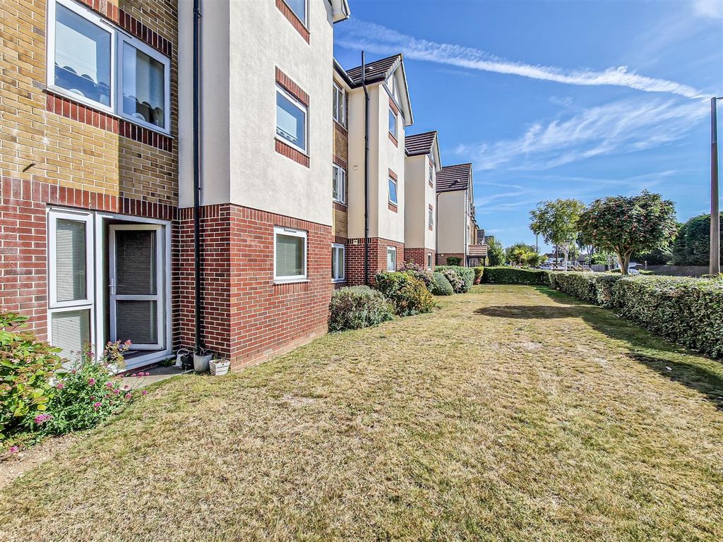1 bed flat for sale in Nevyll Court, Station Road, Southend-On-Sea SS1, £180,000
