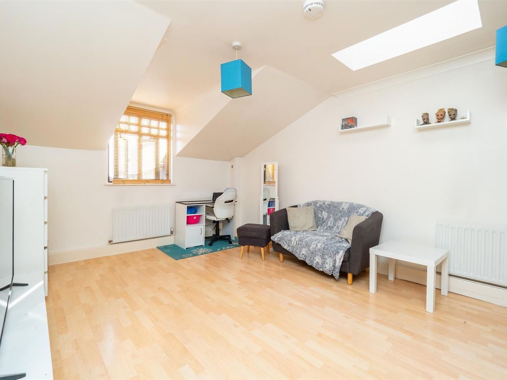 1 bed flat for sale in Bolton Drive, Morden SM4, £230,000