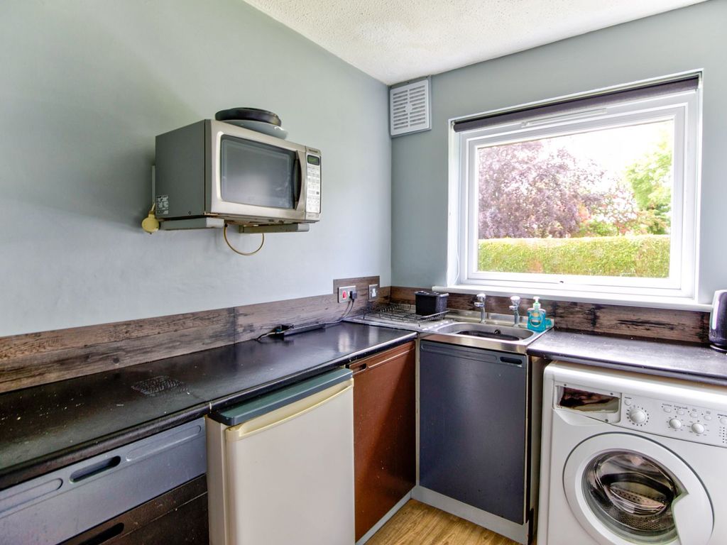 1 bed flat for sale in Kent Close, Rogerstone, Newport NP10, £60,000