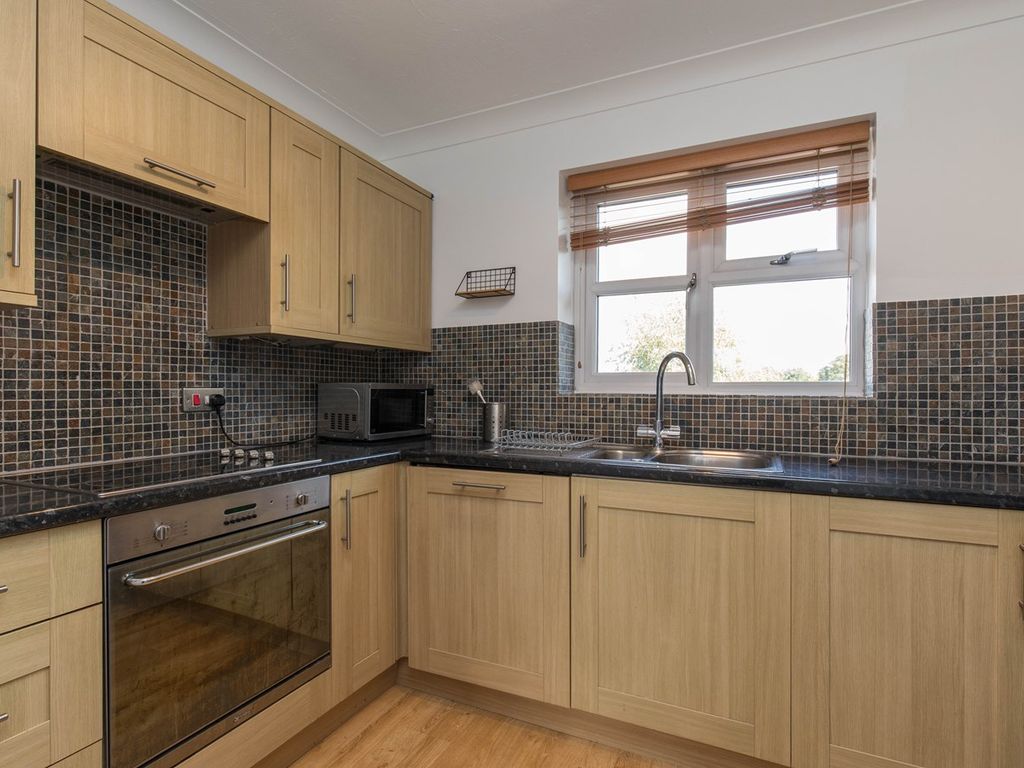 1 bed flat for sale in Swan Court Mangles Road, Guildford GU1, £184,950