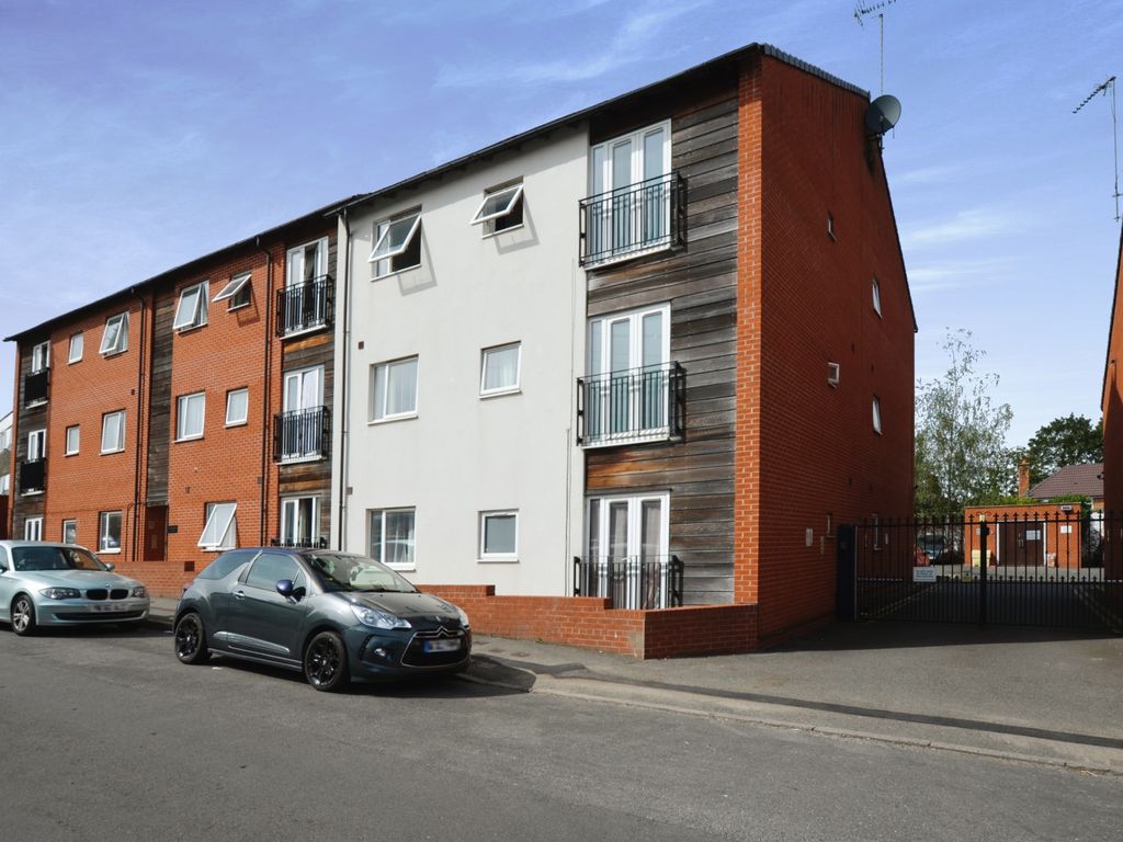 2 bed flat for sale in Grafton Road, West Bromwich B71, £115,000