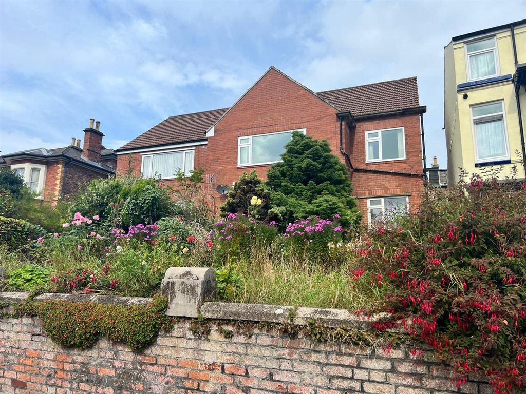 2 bed flat for sale in Falsgrave Road, Scarborough YO12, £95,000