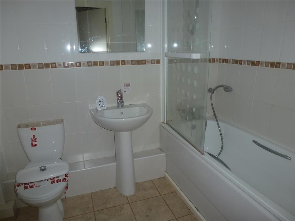 2 bed flat for sale in Holly Street, Luton LU1, £170,000