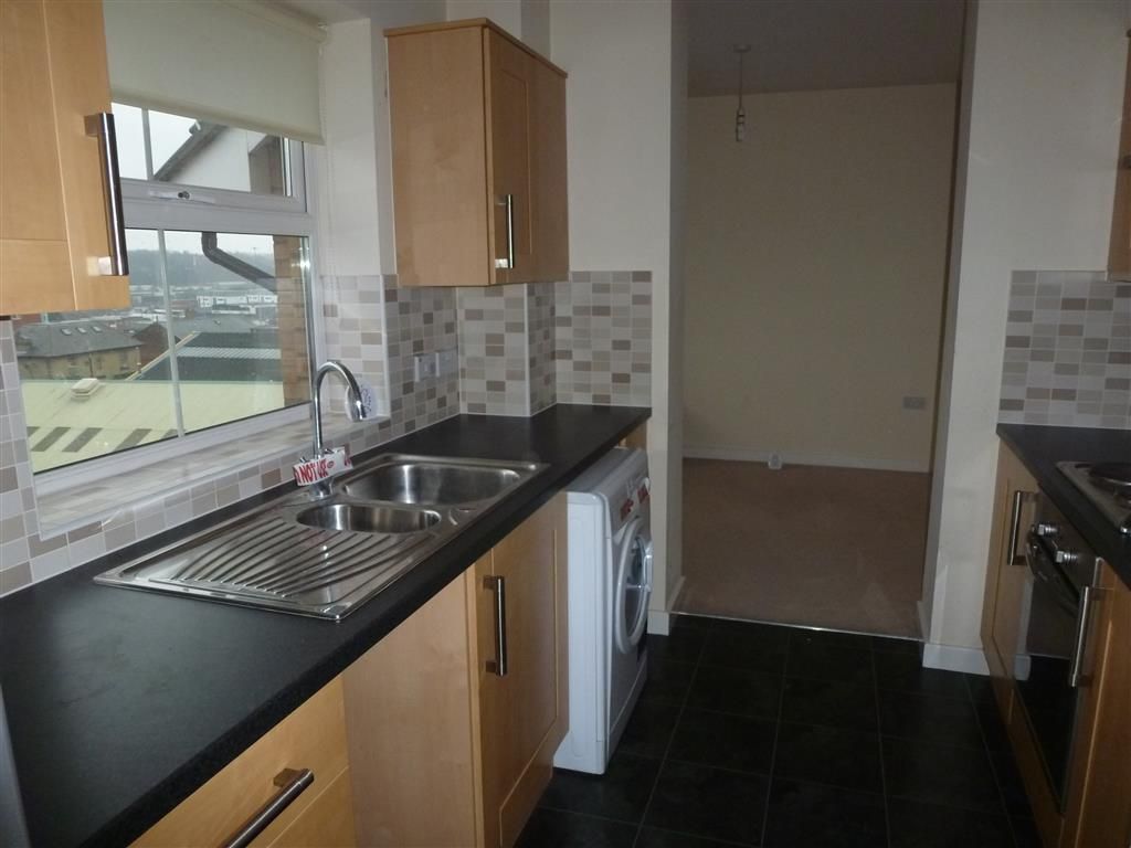 2 bed flat for sale in Holly Street, Luton LU1, £170,000