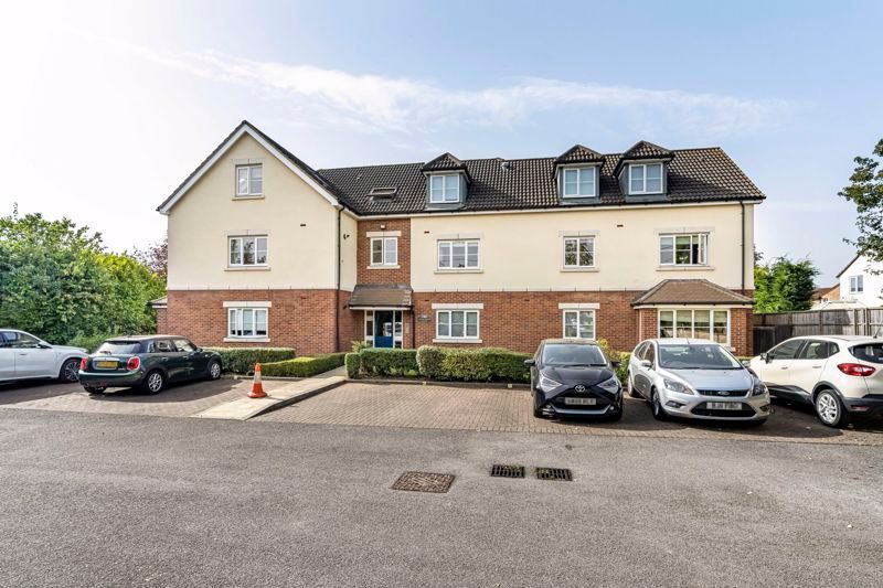 2 bed flat for sale in Buckingham Road, Bicester OX26, £255,000