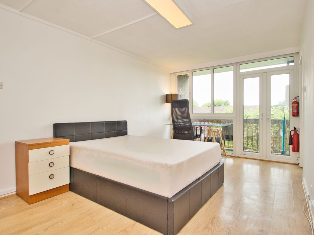 Block of flats for sale in Ashbourne Close, London N12, £260,000