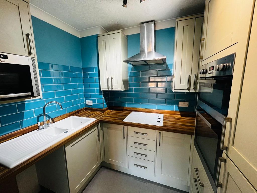 1 bed flat for sale in Regency Lodge, Albert Road, Buckhurst Hill IG9, £225,000