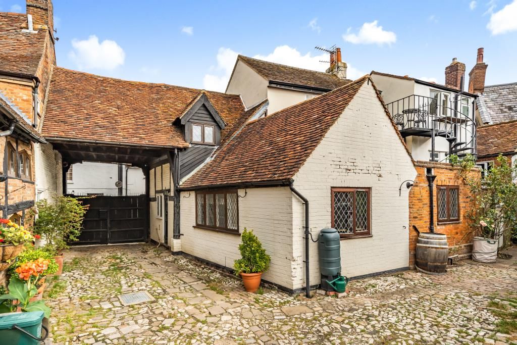2 bed cottage for sale in Castle Street, Aylesbury HP20, £230,000